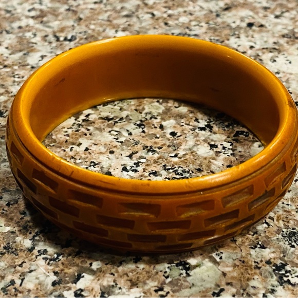 Vintage Light Brown Carved Bakelite Bracelet - Picture 4 of 4
